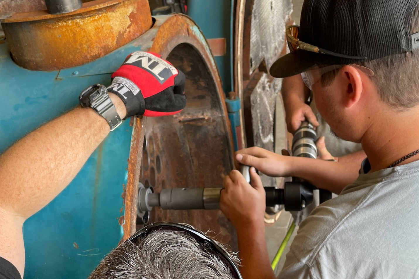 Expanding a tube in a boiler using right angle motor